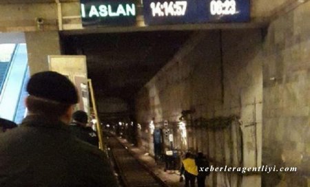 Metroda gənc oğlan özünü qatar yoluna atdı — FOTO