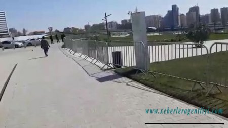 Xüsusi karantin rejimi qərarından sonra Bakıda parkların ətrafı hasarlanır, skamyalar götürülür - VİDEO