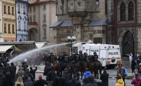 Çexiyada koronavirus məhdudiyyətlərinə etiraz: Polis əməkdaşı yaralandı