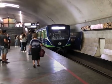 İrəvan metrosunda rus dilində olan lövhələr sökülür