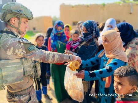 İbrətlik görüntülər:Türk əskəri Suriyada yerli əhaliyə...- FOTOLAR