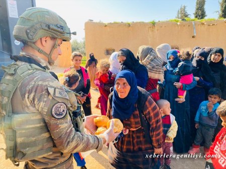 İbrətlik görüntülər:Türk əskəri Suriyada yerli əhaliyə...- FOTOLAR