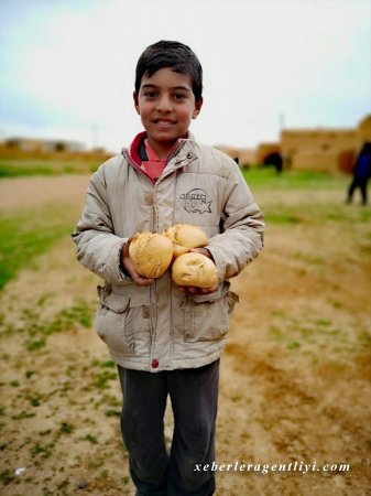 İbrətlik görüntülər:Türk əskəri Suriyada yerli əhaliyə...- FOTOLAR