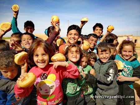 İbrətlik görüntülər:Türk əskəri Suriyada yerli əhaliyə...- FOTOLAR