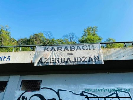 Praqanın mərkəzində poster: “Qarabağ Azərbaycandır!”