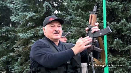 Lukaşenko silah gəzdirməsinə münasibət bildirdi