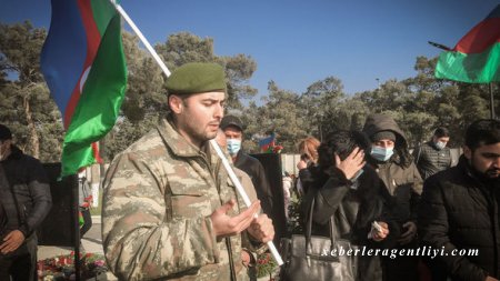 Azərbaycan xalqı Yeni ilin ilk günü Şəhidlər xiyabanına axışdı - FOTO