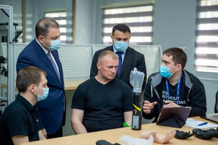 Yuxarı ətrafları amputasiya olunmuş qazilərimizin yüksək texnologiyalı protezlərlə təminatına başlanır