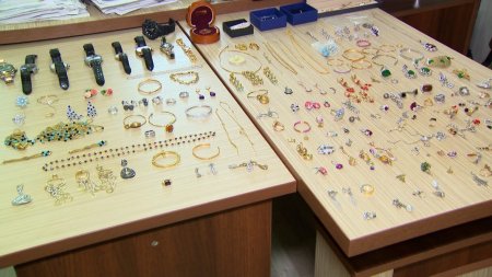 Bakıda hündürmərtəbəli binaların damından kəndirlə mənzillərə daxil olub oğurluq edən şəxslər saxlanılıblar
