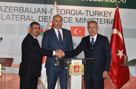 Azərbaycan, Türkiyə və Gürcüstan müdafiə nazirləri mətbuat konfransı keçirib - FOTO