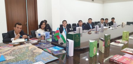 Azərbaycan barədə kitab kolleksiyası Özbəkistan ali məktəbinə hədiyyə olunub