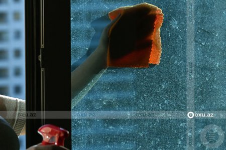 Pəncərə silən qadın dördüncü mərtəbədən yıxılıb öldü