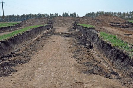 Rusiya işğalçıları Xerson vilayətində kurqanları dağıdırlar