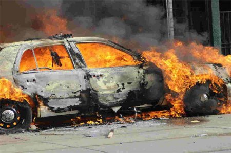 Bakıda “Opel” yanıb