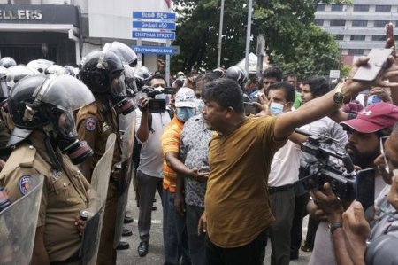 Şri-Lankada etirazçılar prezidentin iqamətgahına daxil olub - YENİLƏNİB
