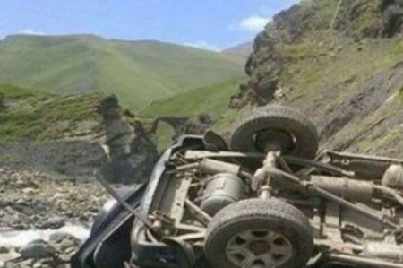 Qubada UAZ aşıb, ölən var