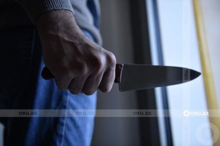 Səhvən qonşusunun qapısını döydüyünü dedi, bıçaqladı