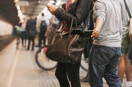 Bakı metrosunda qadının pulqabısı oğurlanıb