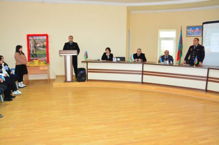 Bərdə Rayon Polis Şöbəsinin təşkilatçılığı ilə akademik Zərifə Əliyeva adına məktəbdə “Gənclər narkomaniyaya yox deyir” mövzusunda maarifləndirmə tədbiri keçirilib