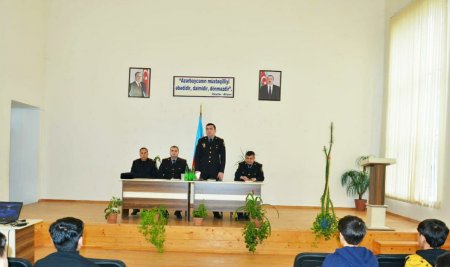 Bərdə Rayon Polis Şöbəsinin təşkilatçılığı ilə rayonun Xanqaraqoyunlu kənd tam orta məktəbində “Gənclər narkomaniyaya yox deyir”, “Erkən nikah və onun fəsadları” və “Dini radikalizmə qarşı birgə mübarizə” mövzularında maarifləndirmə tədbiri keçirilib