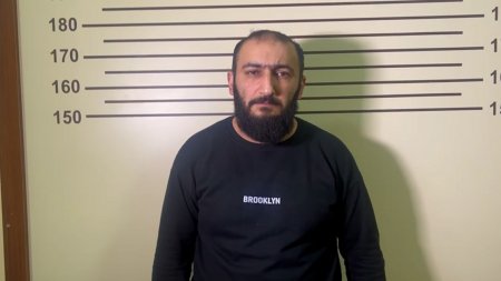 Sosial şəbəkələrdə cinayətkarlığı təbliğ edən videolar paylaşan və üzərində qanunsuz olaraq “Makarov” gəzdirən şəxs saxlanılıb