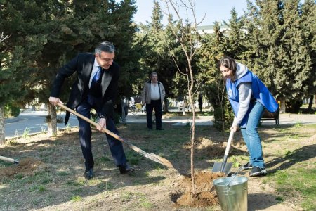 Ahıl şəxslər üçün sosial xidmət müəssisəsi sakinləri ziyarət olunub, müəssisənin həyətində ağacəkmə tədbiri keçirilib