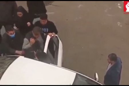 İranda molla rejimin məmurları iki məktəbli qızı həbs edərək zorla maşına mindiriblər