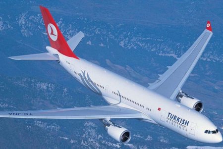 Türk Hava Yolları təyyarəsində kabin heyətinə hücum edildi: Təcili eniş etdilər