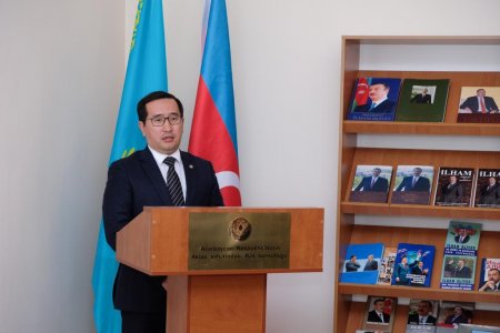 Aktau şəhərində Aprel döyüşləri şəhidlərinin xatirəsi yad edilib