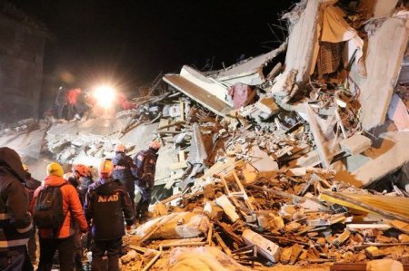 Malatyada bina çökdü: Dağıntılar altında qalan var - VİDEO