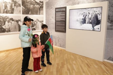 “Xarıbülbül” festivalının qonaqları Şuşada “Heydər Əliyev və Qarabağ” sərgisində - FOTO