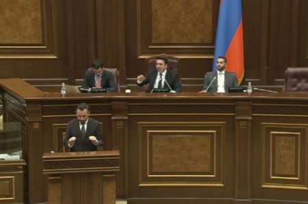 Ermənistan parlamentində yenə dava düşdü: Deputatlar bir-birilərinə “alçaq” dedilər 