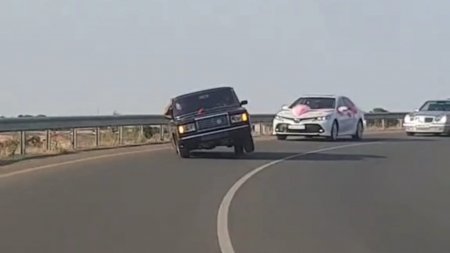 *Masallıda toy karvanında avtoxuliqanlıq edən sürücü saxlanılıb. İdarə etdiyi nəqliyyat vasitəsinin tanınmaması üçün dövlət qeydiyyat nişanlarını açan həmin şəxs müəyyən edildikdən sonra inzibati qaydada həbs edilib.*