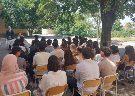 Regional İdarə müdiri məzunlara attestatların verilməsi mərasimində iştirak edib