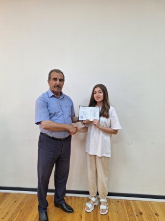 Məzunlara attestatların təqdim edilməsinə başlanılıb