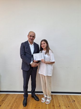 Məzunlara attestatların təqdim edilməsinə başlanılıb
