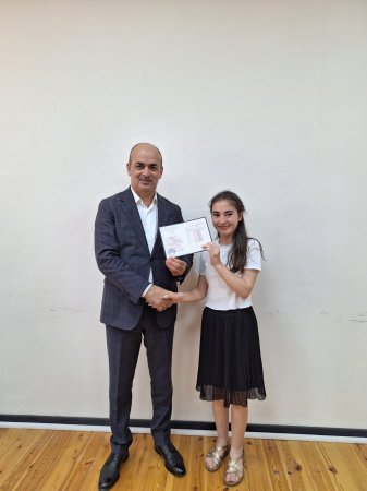 Məzunlara attestatların təqdim edilməsinə başlanılıb