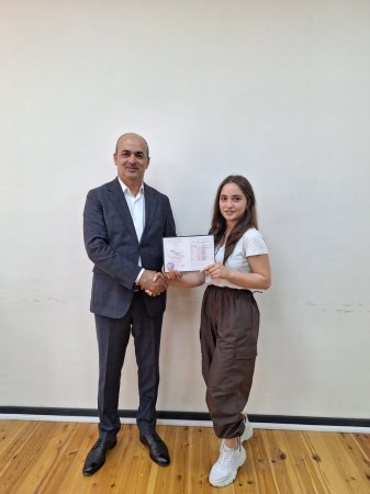 Məzunlara attestatların təqdim edilməsinə başlanılıb
