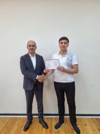 Məzunlara attestatların təqdim edilməsinə başlanılıb