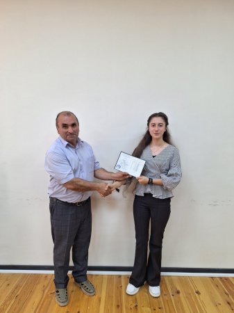 Məzunlara attestatların təqdim edilməsinə başlanılıb