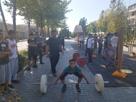 "İdman hamı üçün" devizi altında ağır atletika bölmələrinin idmançılarının açıq havada nümunəvi çıxışları keçirilib