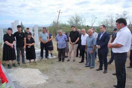 Bu gün İsmayıllı rayonunun Hacıhətəmli kəndindən olan şəhid çavuş Qədim Xəlilovun ad günü məzarı yanında qeyd olunub