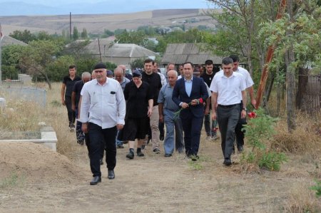 Bu gün İsmayıllı rayonunun Hacıhətəmli kəndindən olan şəhid çavuş Qədim Xəlilovun ad günü məzarı yanında qeyd olunub