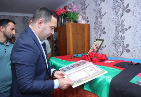Bu gün İsmayıllı rayonunun Hacıhətəmli kəndindən olan şəhid çavuş Qədim Xəlilovun ad günü məzarı yanında qeyd olunub