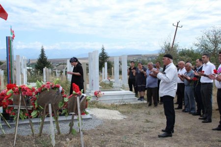 Bu gün İsmayıllı rayonunun Hacıhətəmli kəndindən olan şəhid çavuş Qədim Xəlilovun ad günü məzarı yanında qeyd olunub