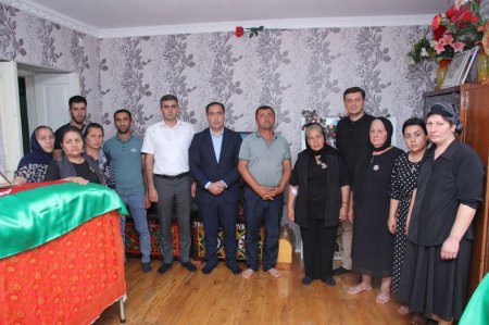 Bu gün İsmayıllı rayonunun Hacıhətəmli kəndindən olan şəhid çavuş Qədim Xəlilovun ad günü məzarı yanında qeyd olunub