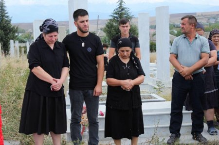 Bu gün İsmayıllı rayonunun Hacıhətəmli kəndindən olan şəhid çavuş Qədim Xəlilovun ad günü məzarı yanında qeyd olunub