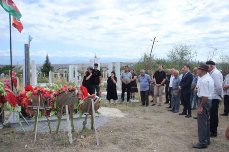 Bu gün İsmayıllı rayonunun Hacıhətəmli kəndindən olan şəhid çavuş Qədim Xəlilovun ad günü məzarı yanında qeyd olunub