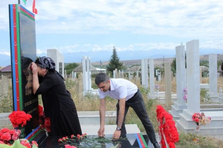 Bu gün İsmayıllı rayonunun Hacıhətəmli kəndindən olan şəhid çavuş Qədim Xəlilovun ad günü məzarı yanında qeyd olunub