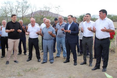 Bu gün İsmayıllı rayonunun Hacıhətəmli kəndindən olan şəhid çavuş Qədim Xəlilovun ad günü məzarı yanında qeyd olunub